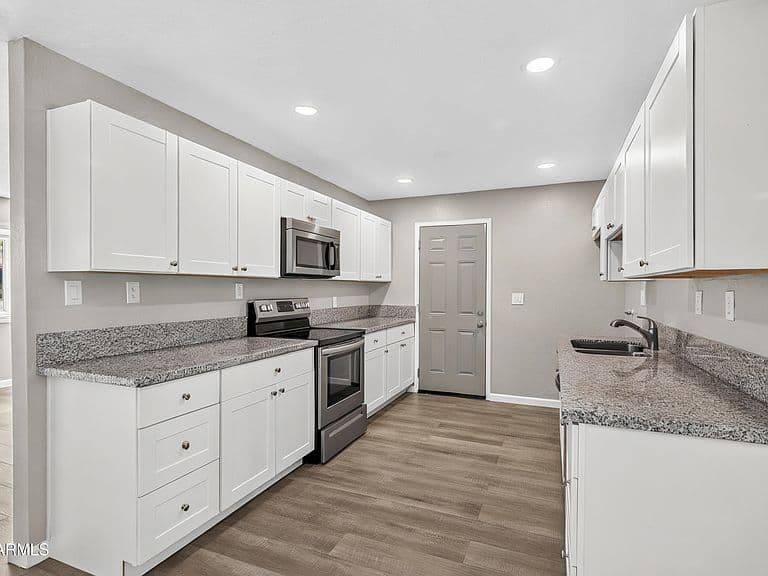 27 W JAMES Place photo 1