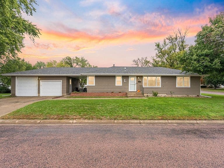 210 E Maple St photo 1