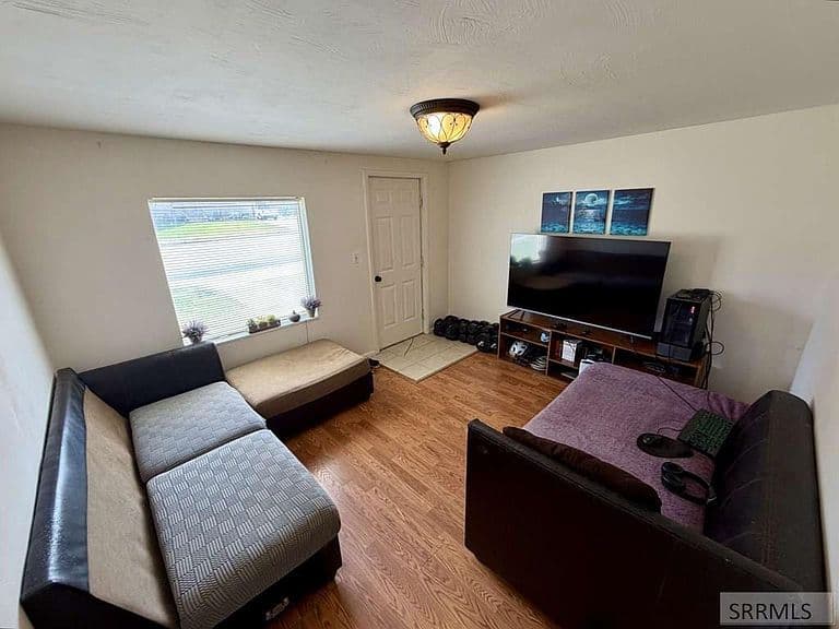 320 Lincoln St photo 2