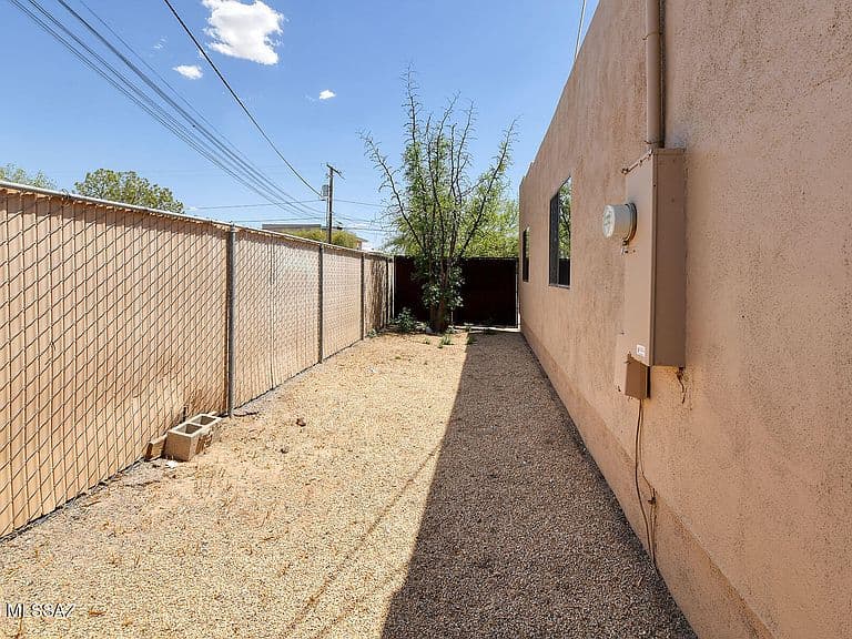1013 E Halcyon Rd photo 2