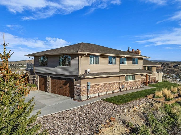 1113 Hilltop Dr photo 2