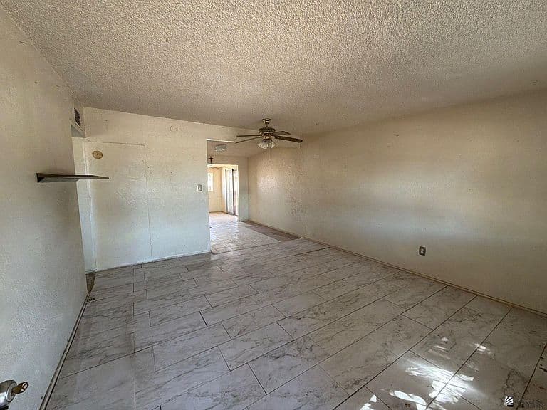 152 W Lowell Dr photo 3