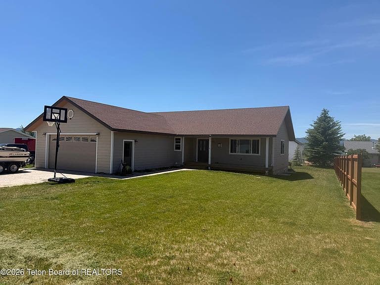 170 Lilac Dr photo 2