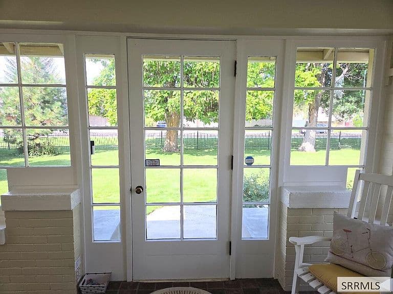 2015 Saint Clair Rd photo 3
