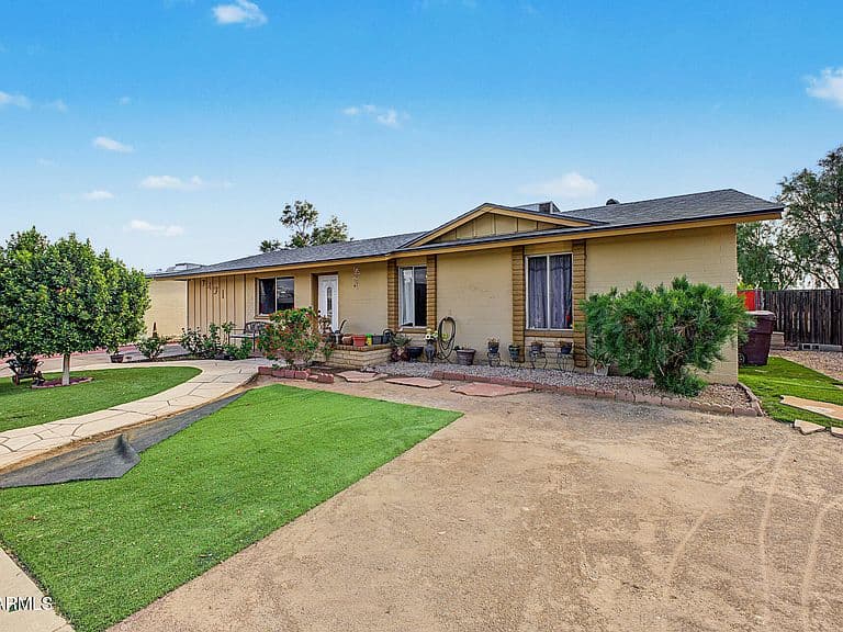 7431 W SHANGRI LA Road photo 2