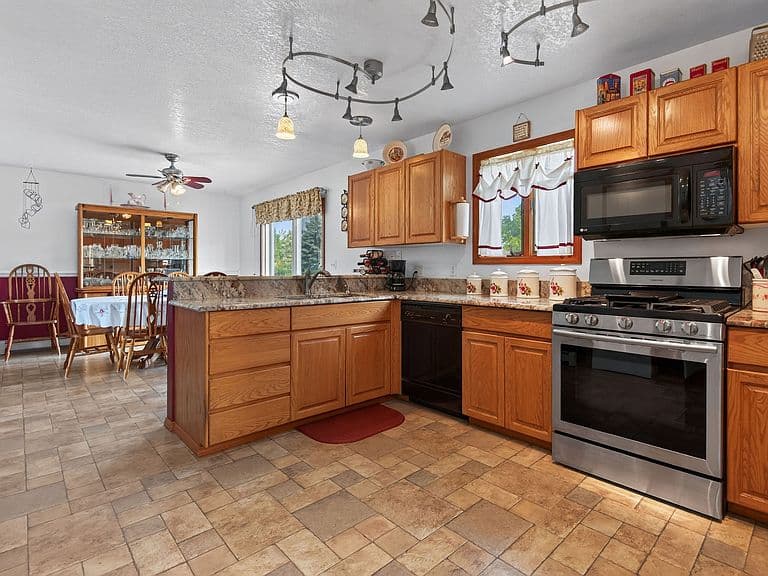 1130 Lydia Rd photo 2