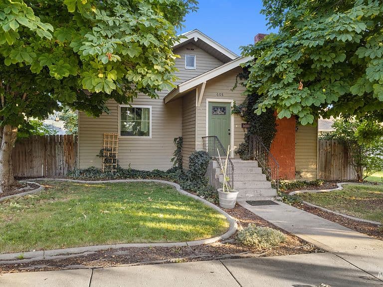 608 19th Ave S photo 1