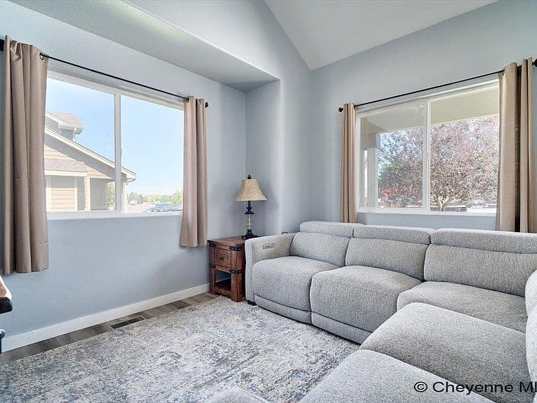 1406 Meadow Dr photo 3