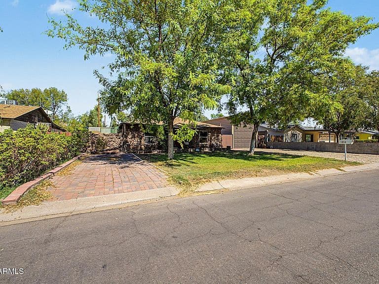 2216 W AUGUSTA Avenue photo 4