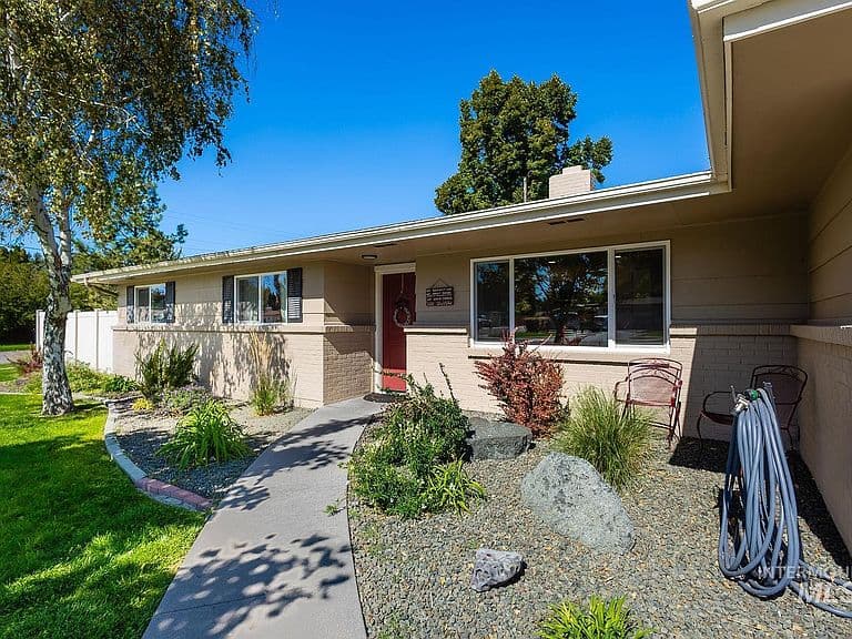 448 W Bird Ave photo 2