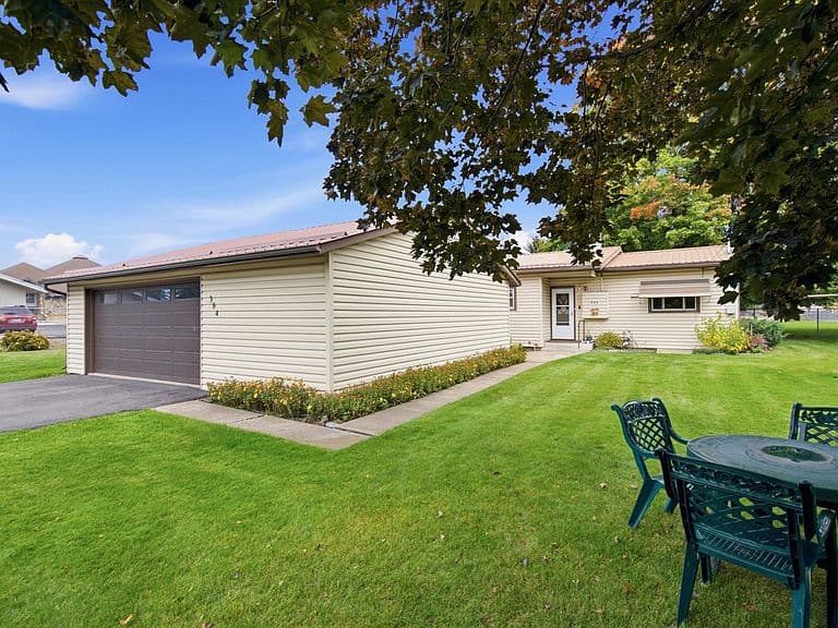 384 4th Ave photo 1