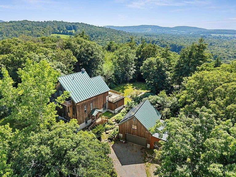 579 Christmas Lane photo 3