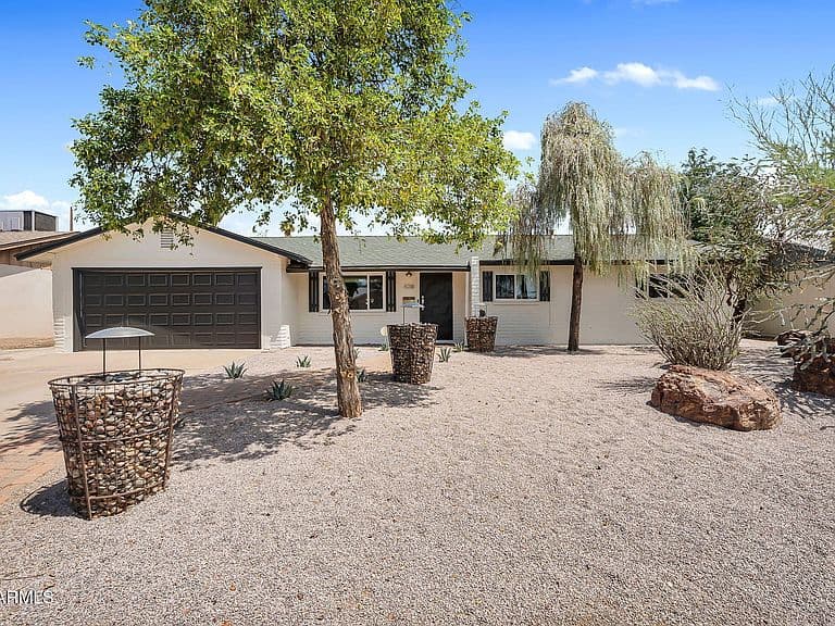 1018 E MARIGOLD Lane photo 1