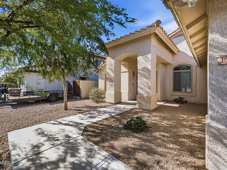 10760 W LOUISE Drive photo 4