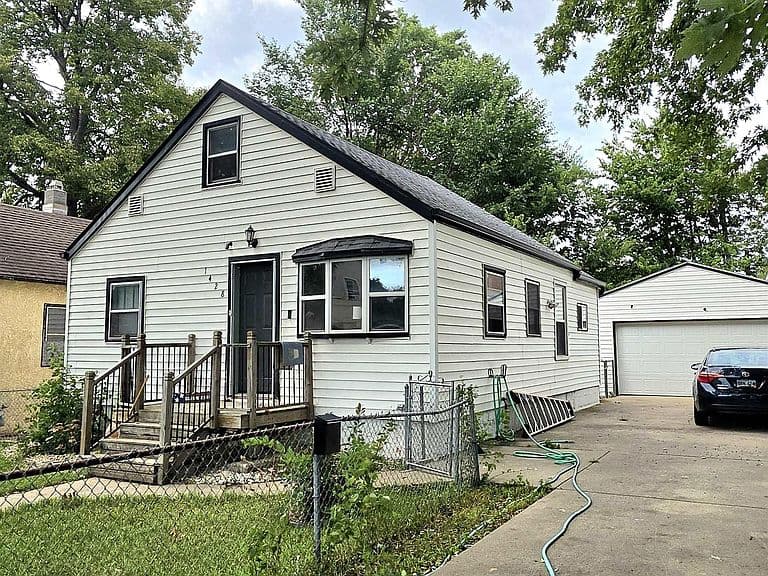 1428 E 5th St photo 2