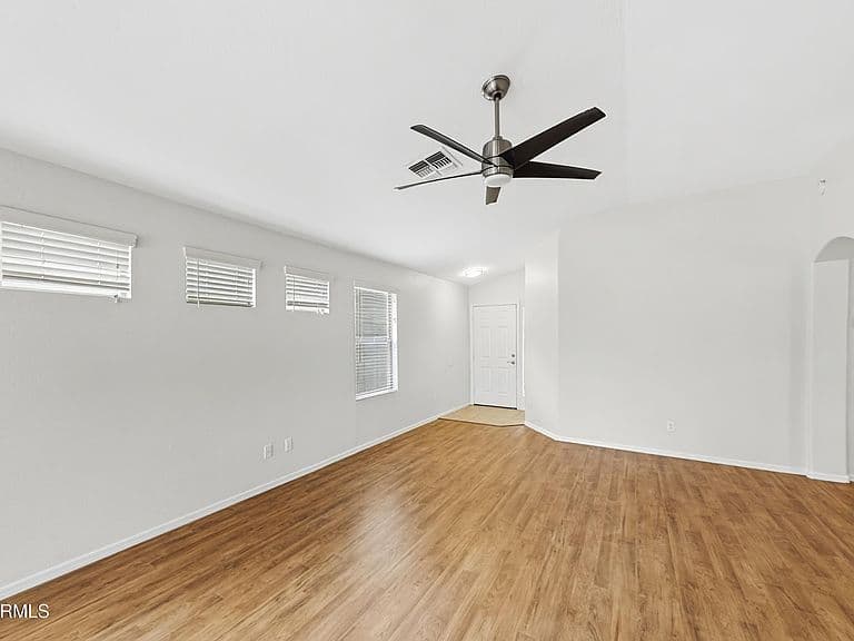 4924 W GLASS Lane photo 2