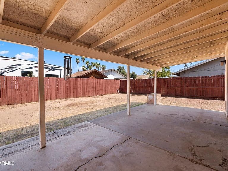 5656 W ALICE Avenue photo 4