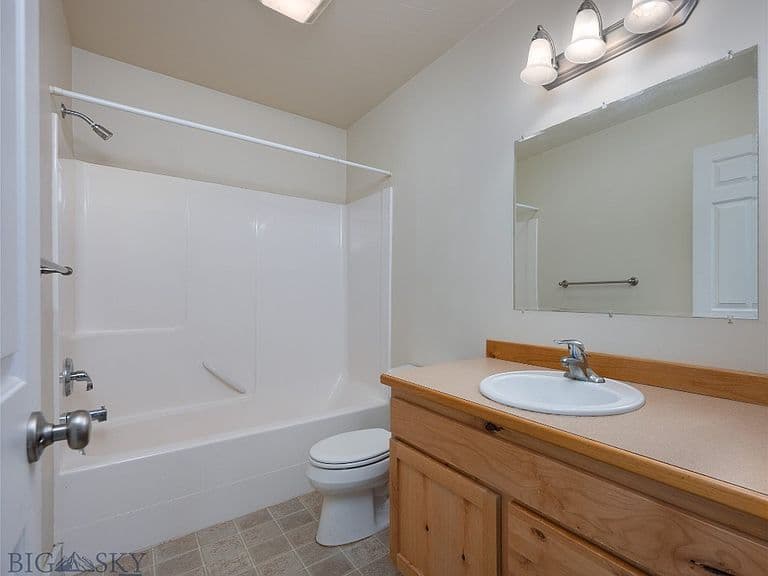 2945 Oliver St photo 4