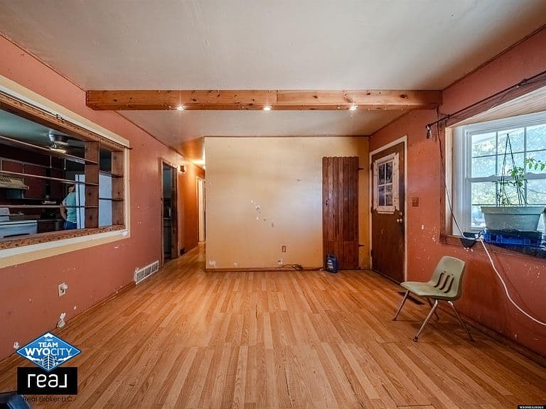 433 Holmes St photo 3