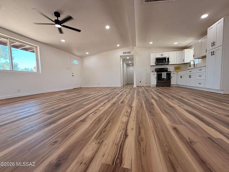 1824 W Lester St photo 3