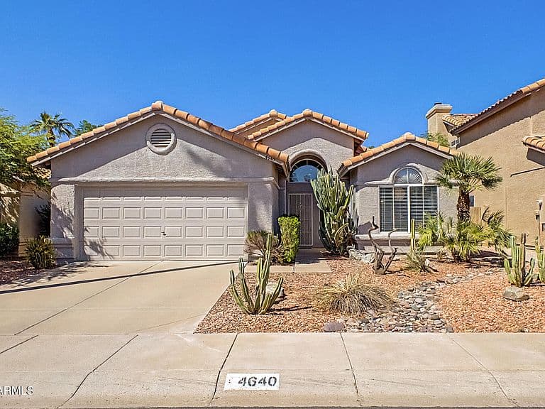 4640 E MICHELLE Drive photo 2