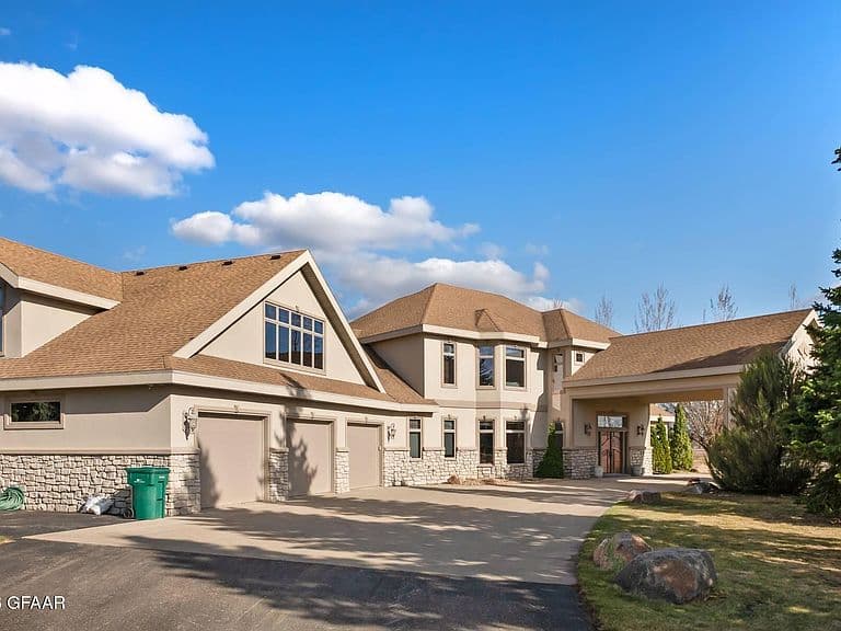 6351 Driftwood Dr photo 2