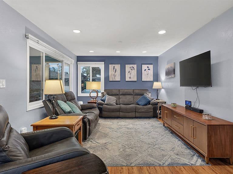 1527 Leslie Ave photo 4