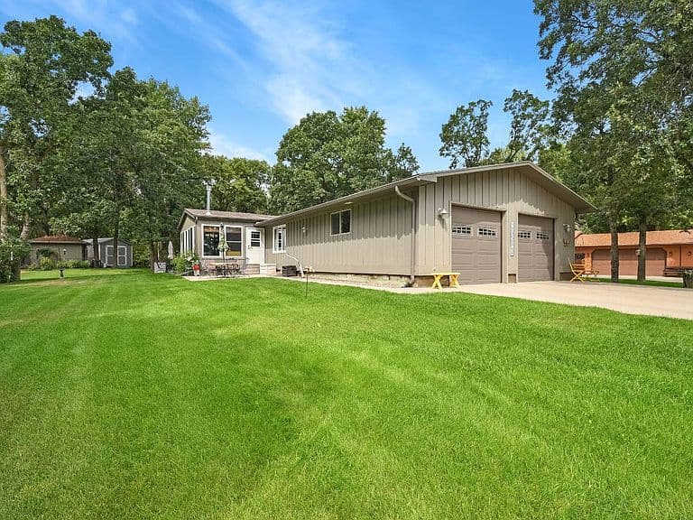 817 Oakwood Dr photo 1