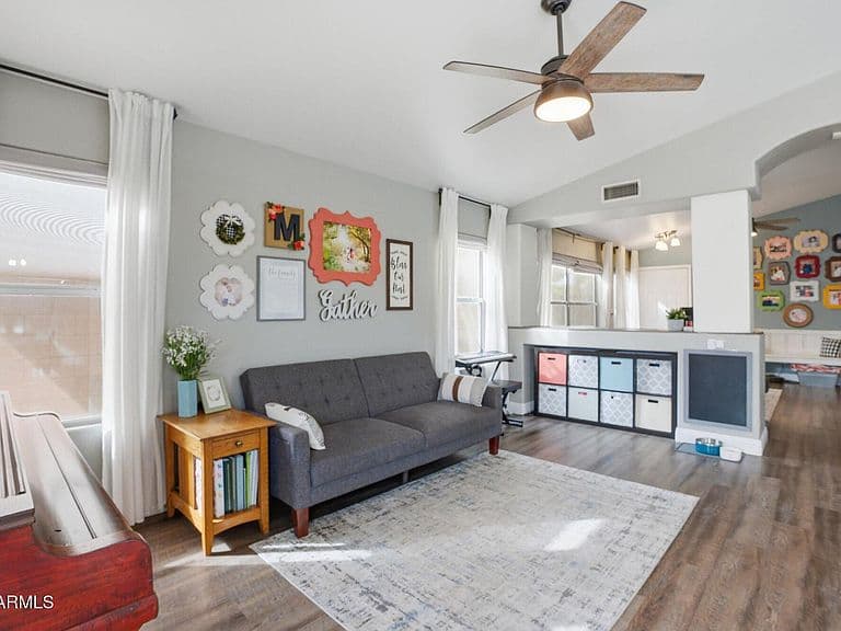 3031 W Melinda Ln photo 4