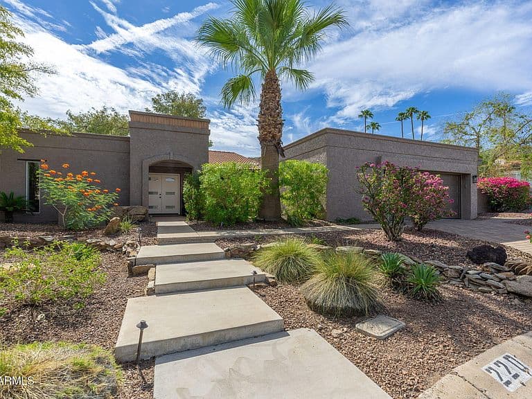 220 W WILLOW Avenue photo 1
