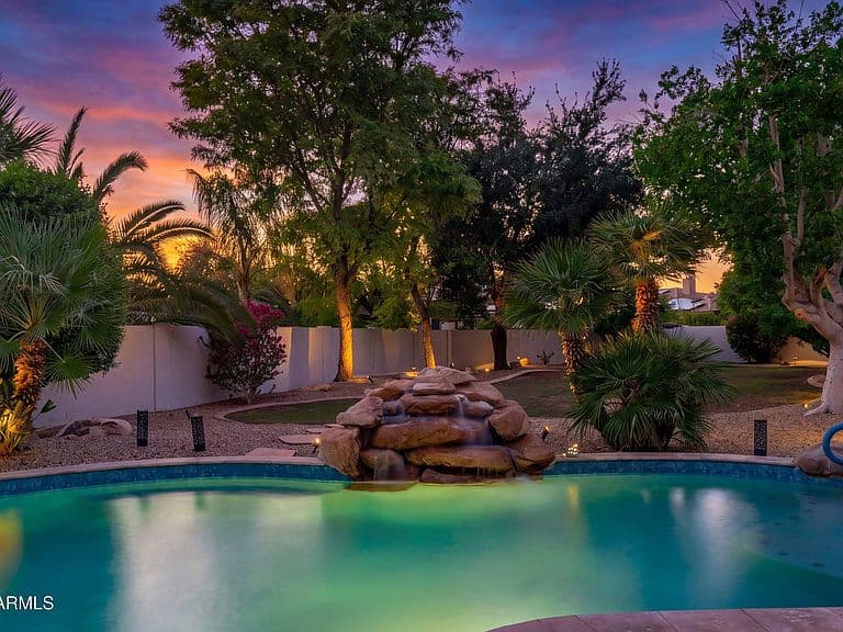 4914 N VALLEY Glen photo 1