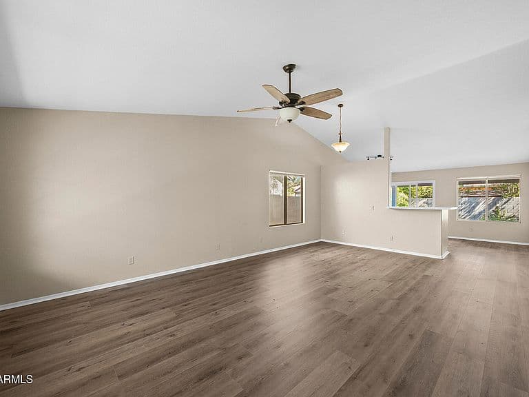 530 E DEL RIO Street photo 2