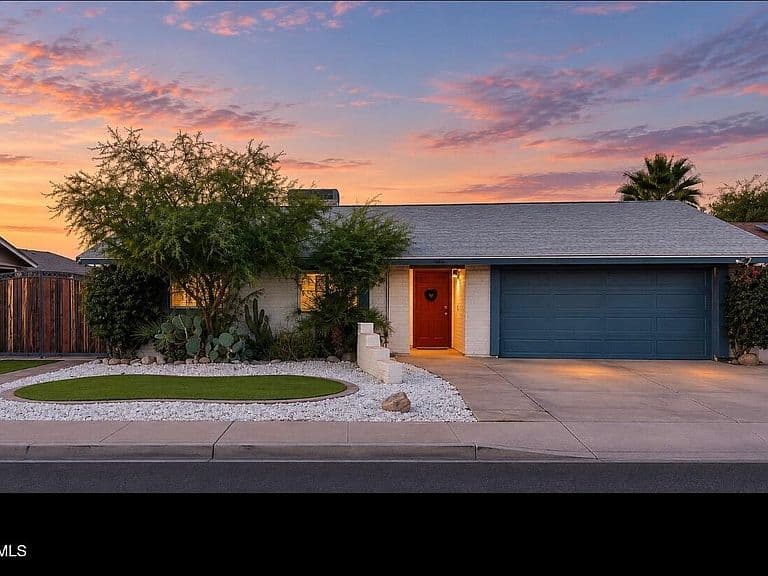 2548 E INVERNESS Avenue photo 1