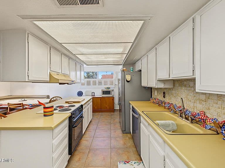 1200 W LAREDO Street photo 5