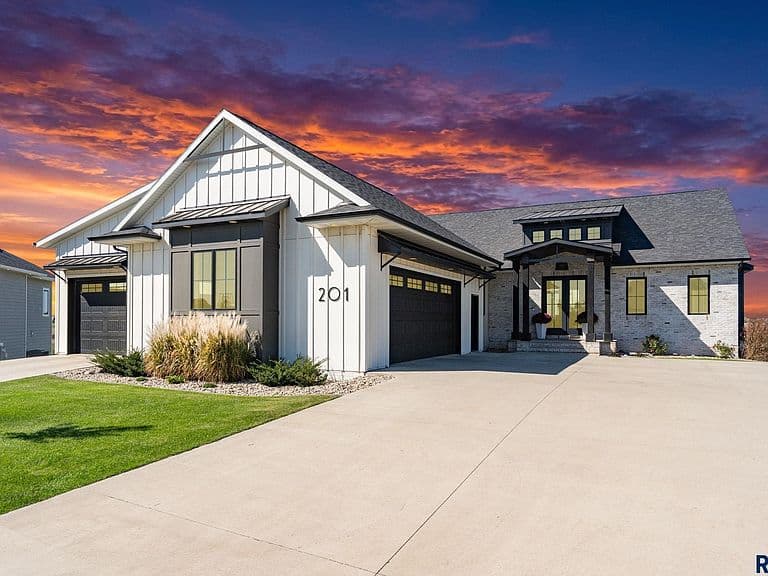 201 S Boathouse Cir photo 2