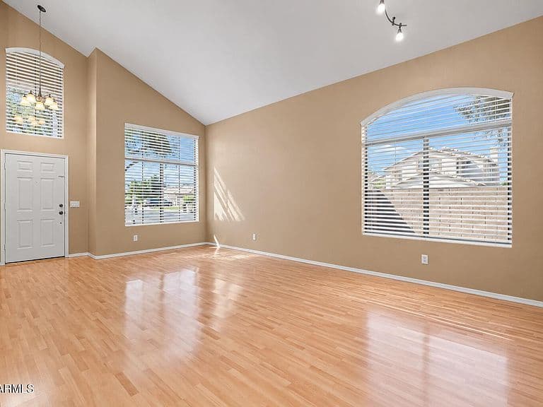 8266 W EUGIE Avenue photo 4