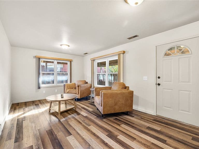 4147 Buchanan Ave photo 3