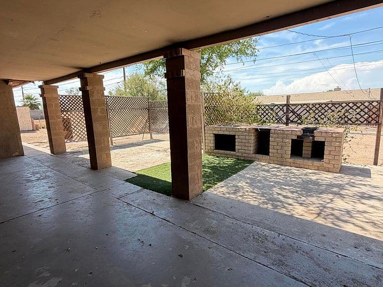 546 E LA MIRADA Drive photo 3