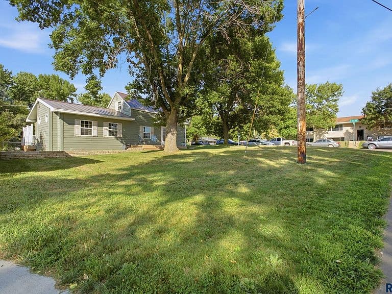 240 Oak Ave photo 3