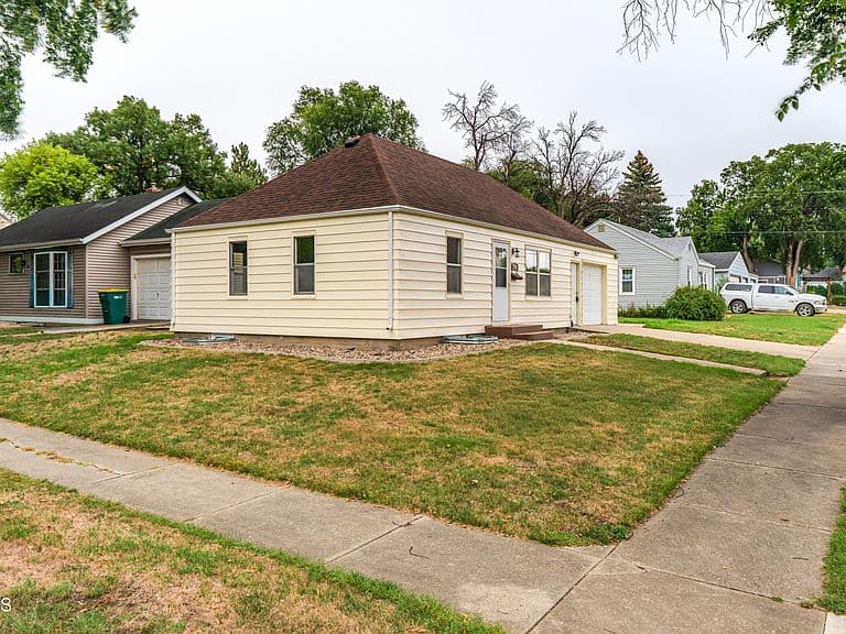 1002 E F Ave photo 2