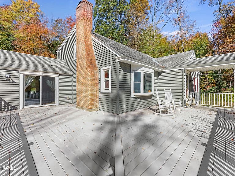961 River Rd photo 3