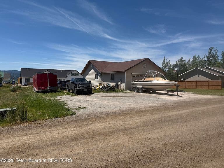 170 Lilac Dr photo 4
