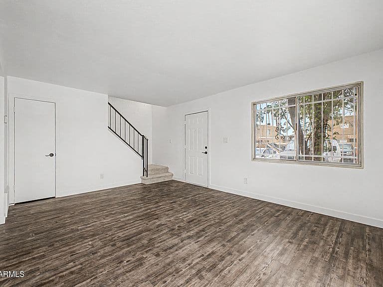 4634 E SOUTHGATE Avenue photo 4