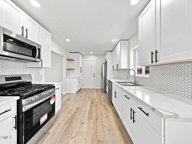 2053 W HAZELWOOD Street photo 1