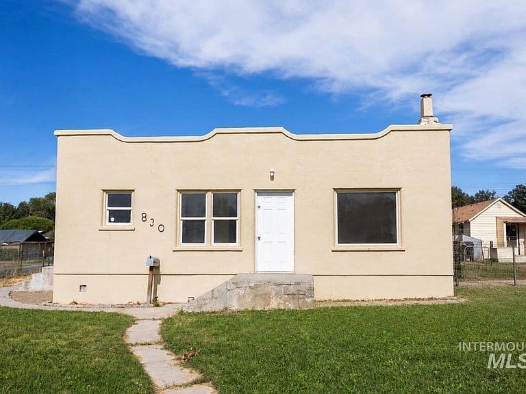 830 Broadway Ave N photo 1