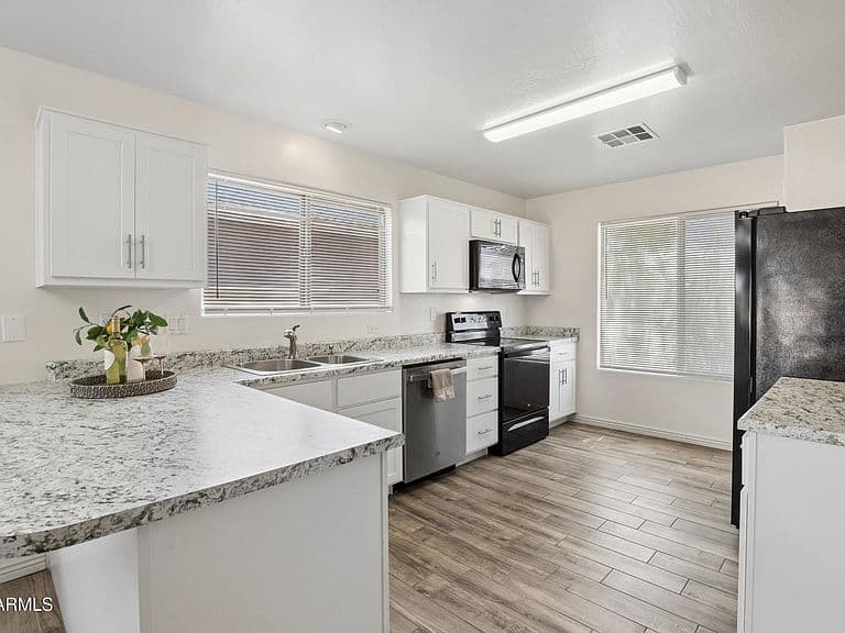 45618 W SHERIDAN Road photo 1