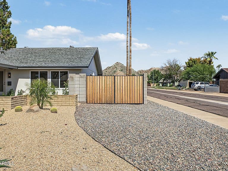 2610 E SYLVIA Street photo 3