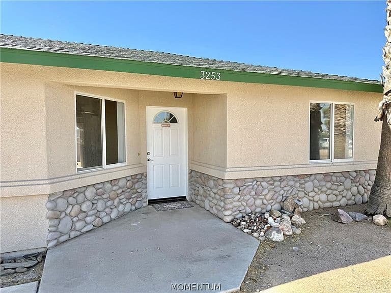 3253 N Clark Street photo 3