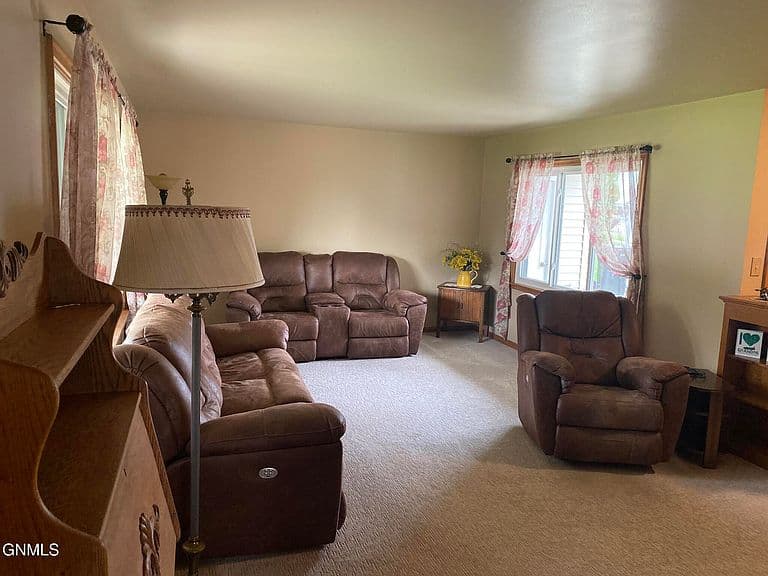 2116 E Ave E photo 4