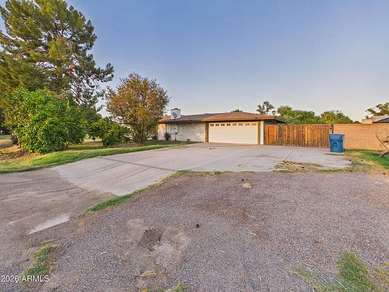6809 S 66TH Avenue photo 3